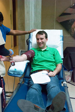 Lecturer Paul Crane, a Bigelow Teaching Fellow, donates blood.
