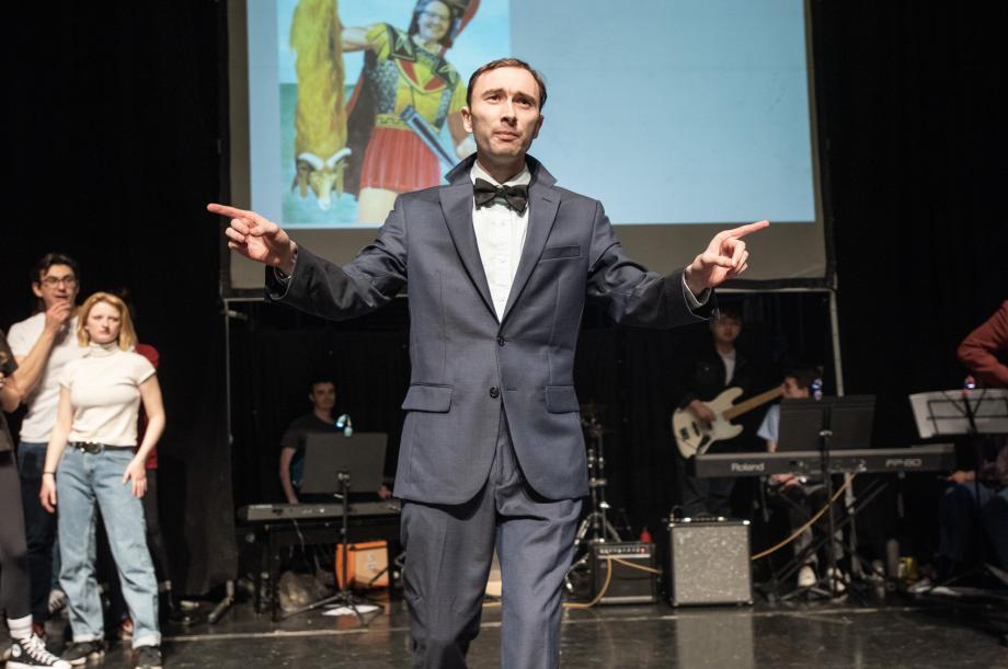 Professor Douglas Baird pointing in both directions. Two students stand far away from him.