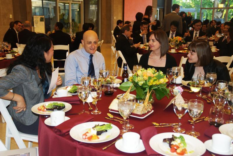 Professor Omri Ben-Shahar dines with students. 