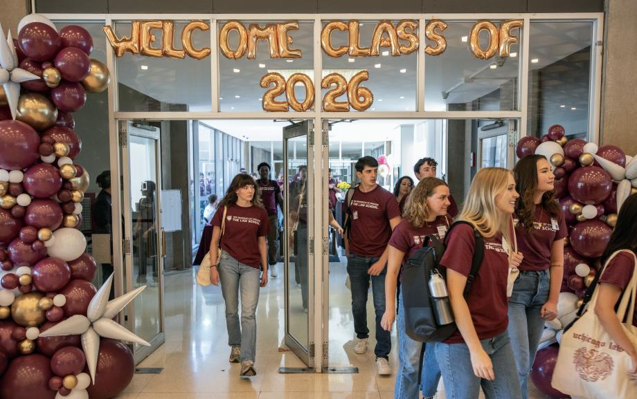 Balloons declaring, "Welcome Class of 2026" adorn the Green Lounge with students walking beneath them.