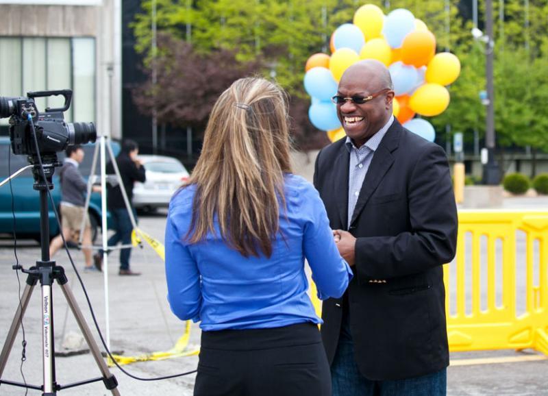 Alderman Willie Cochran and Christina Walsh from IJ talk at the meet-up.