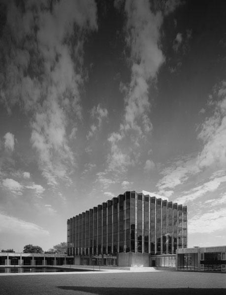 The new building featured an auditorium, a courtroom and a student lounge that occupied an entire first floor.