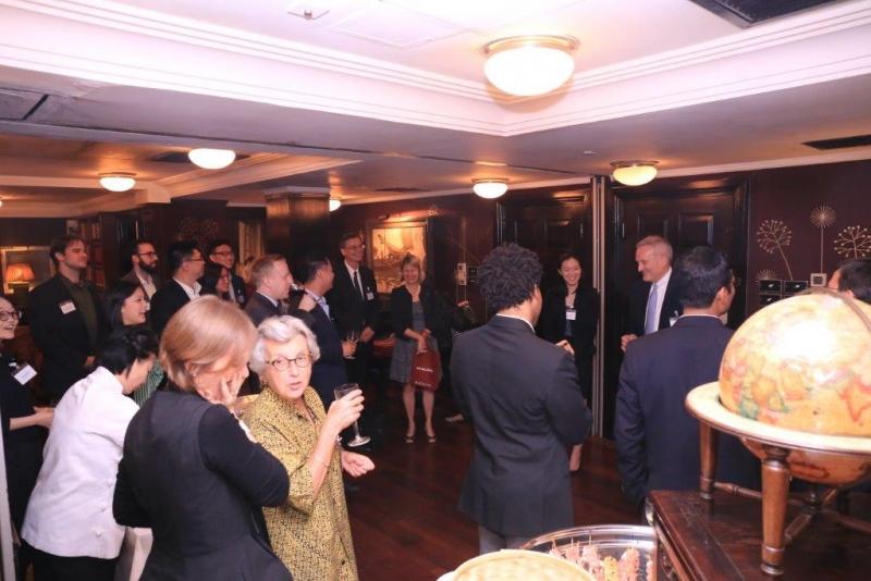 Law School students mingle with University of Chicago alumni in Hong Kong. This event was generously hosted by Bryant Edwards, ’81, at the China Club. Law School students mingle with University of Chicago alumni in Hong Kong. This event was generously hosted by Bryant Edwards, ’81, at the China Club.