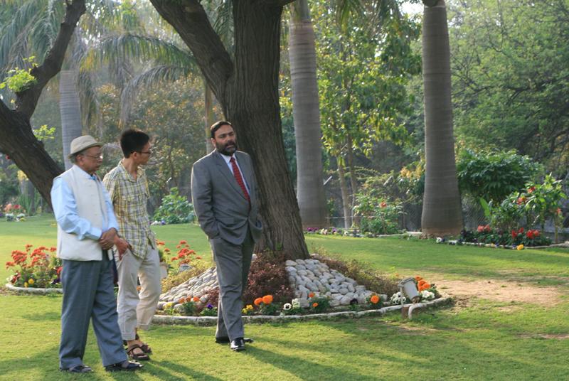 1L Angus Fei Ni converses with the Jammu University Vice Chancellor, at his home