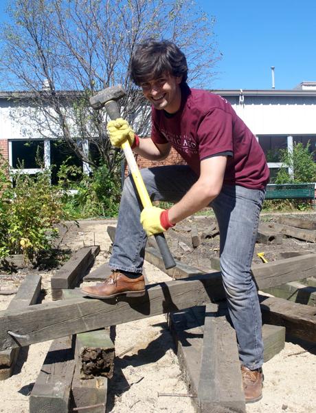 Some 1Ls helped with landscaping at a Hyde Park-area nonprofit. Some 1Ls helped with landscaping at a Hyde Park-area nonprofit.
