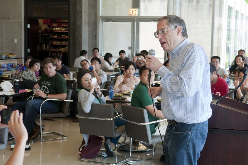 Professor Richard Epstein delivered a lunchtime talk in the Green Lounge. 