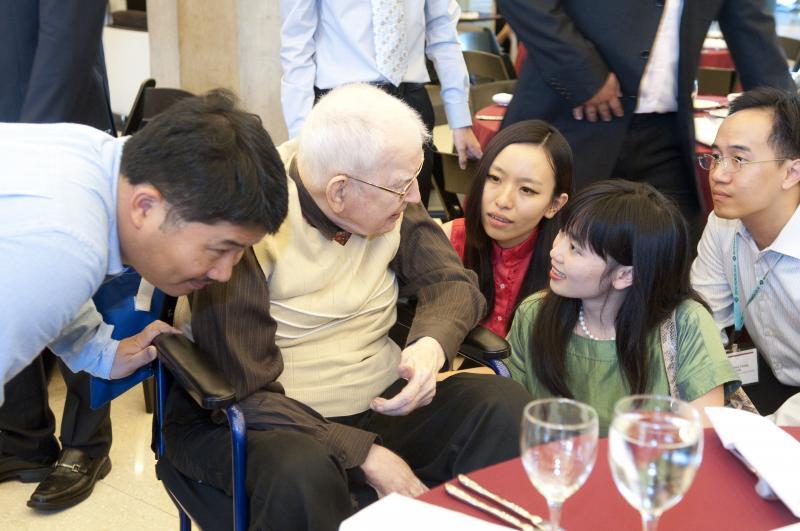 The Nobel Prize winner shared dinner with students. 