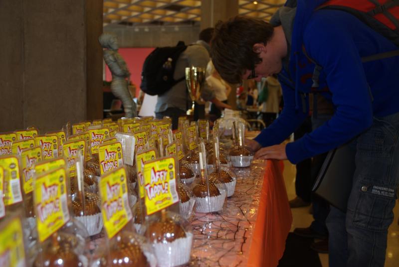 The Green Lounge had loads of candy apples. 