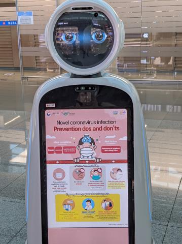 A robot at Incheon Airport provides information about COVID-19 safety, airport amenities, and flights that are about to board.
