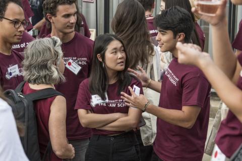 Professor Buss speaking with some of the 2022 Pre-Orientation students