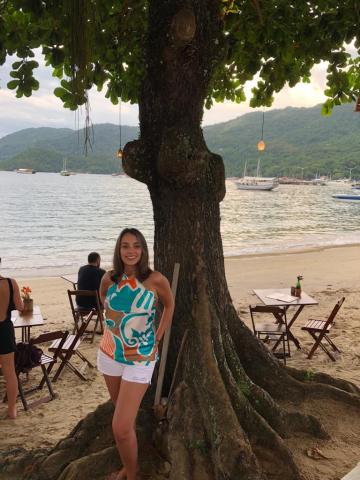 Patrícia Mendonça de Almeida on a beach.