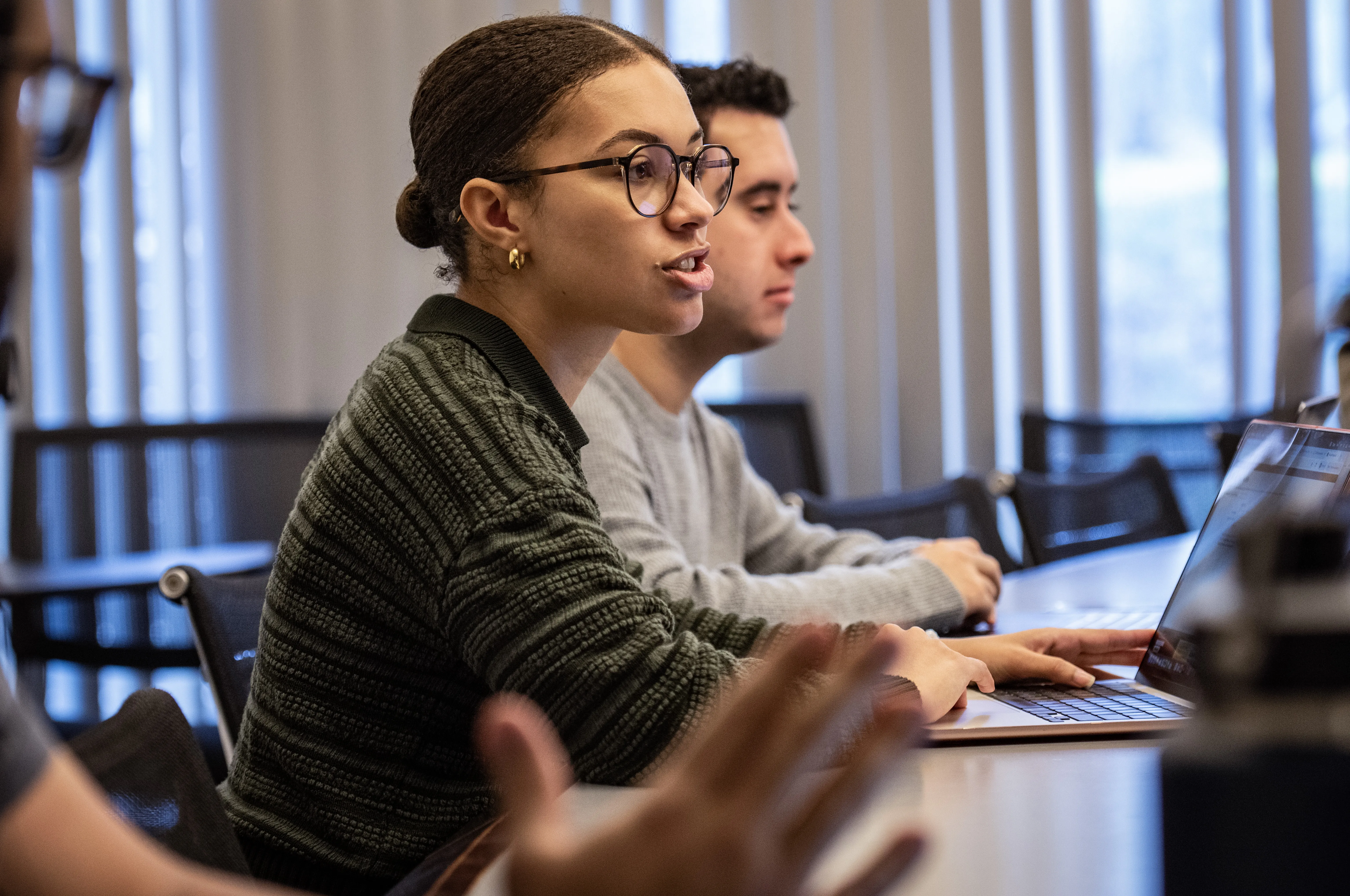 Marley McAiley, a UChicago student, speaks at the AI Lab.